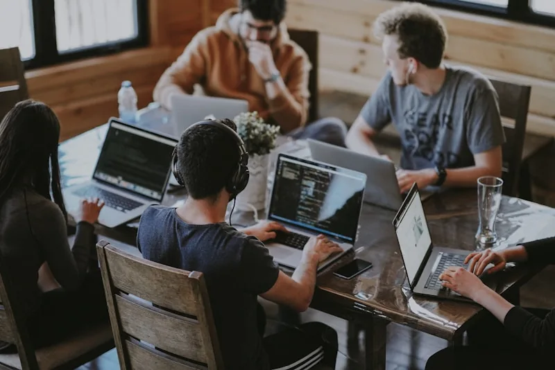 Equipo de trabajo colaborativo - Profesionales trabajando juntos en proyectos digitales