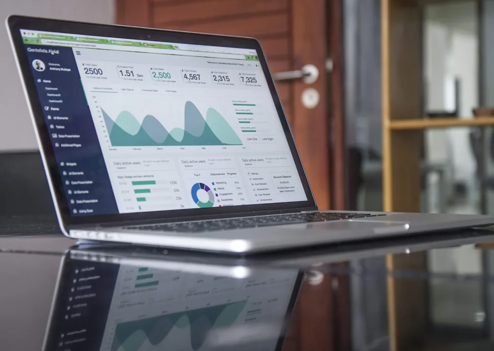 Desarrollo web profesional - Workspace moderno con laptop y diseño web